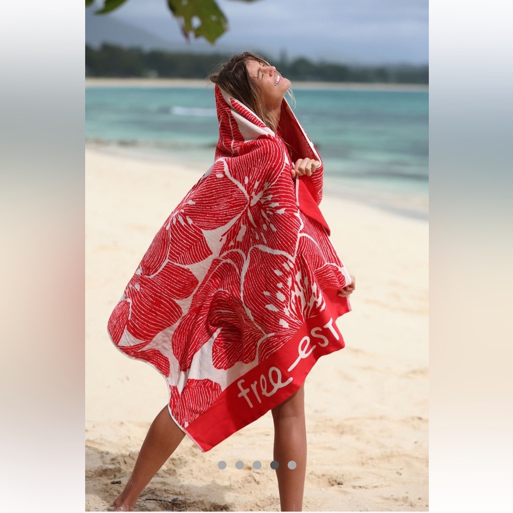 NWT Free People free-est Coastal Wildflower
Beach Towel Red Hibiscus Hawaii - Picture 3 of 6